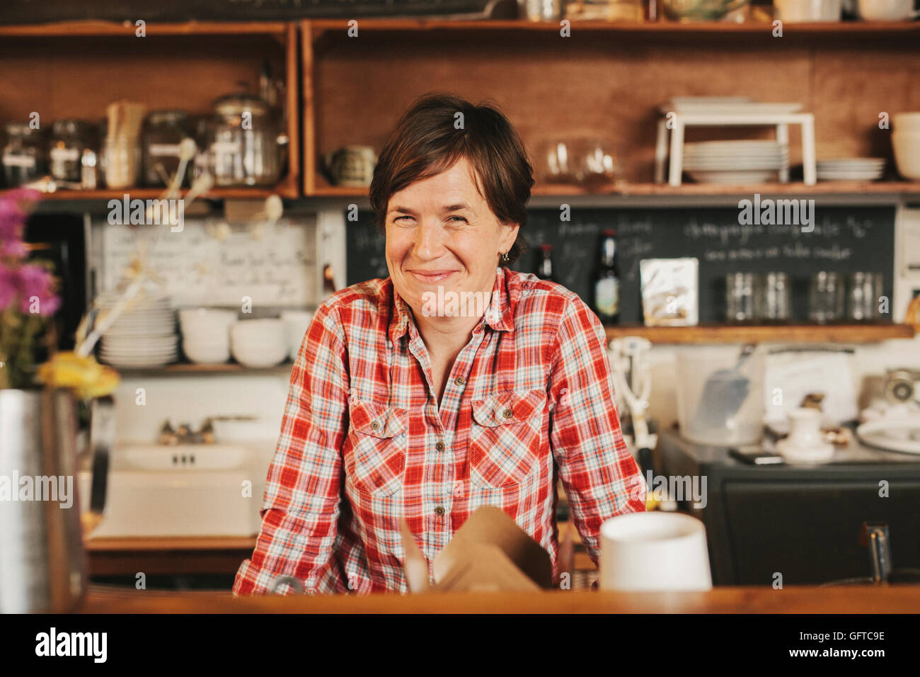 Eine Frau hinter der Theke in einem Coffee-Shop-Unternehmer arbeiten Stockfoto