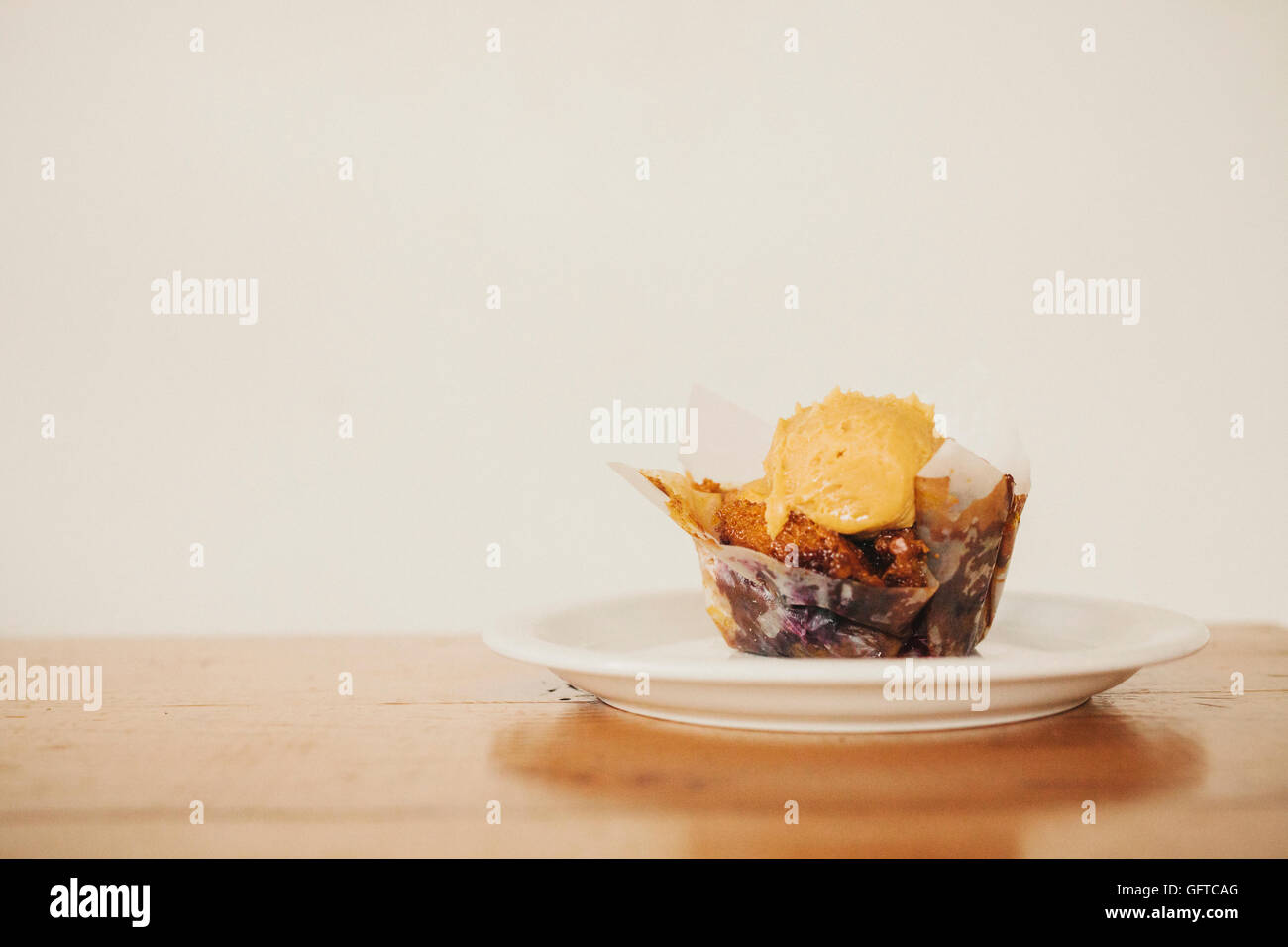 Ein frisch gebackenen Muffin mit Eis auf einem Teller Stockfoto