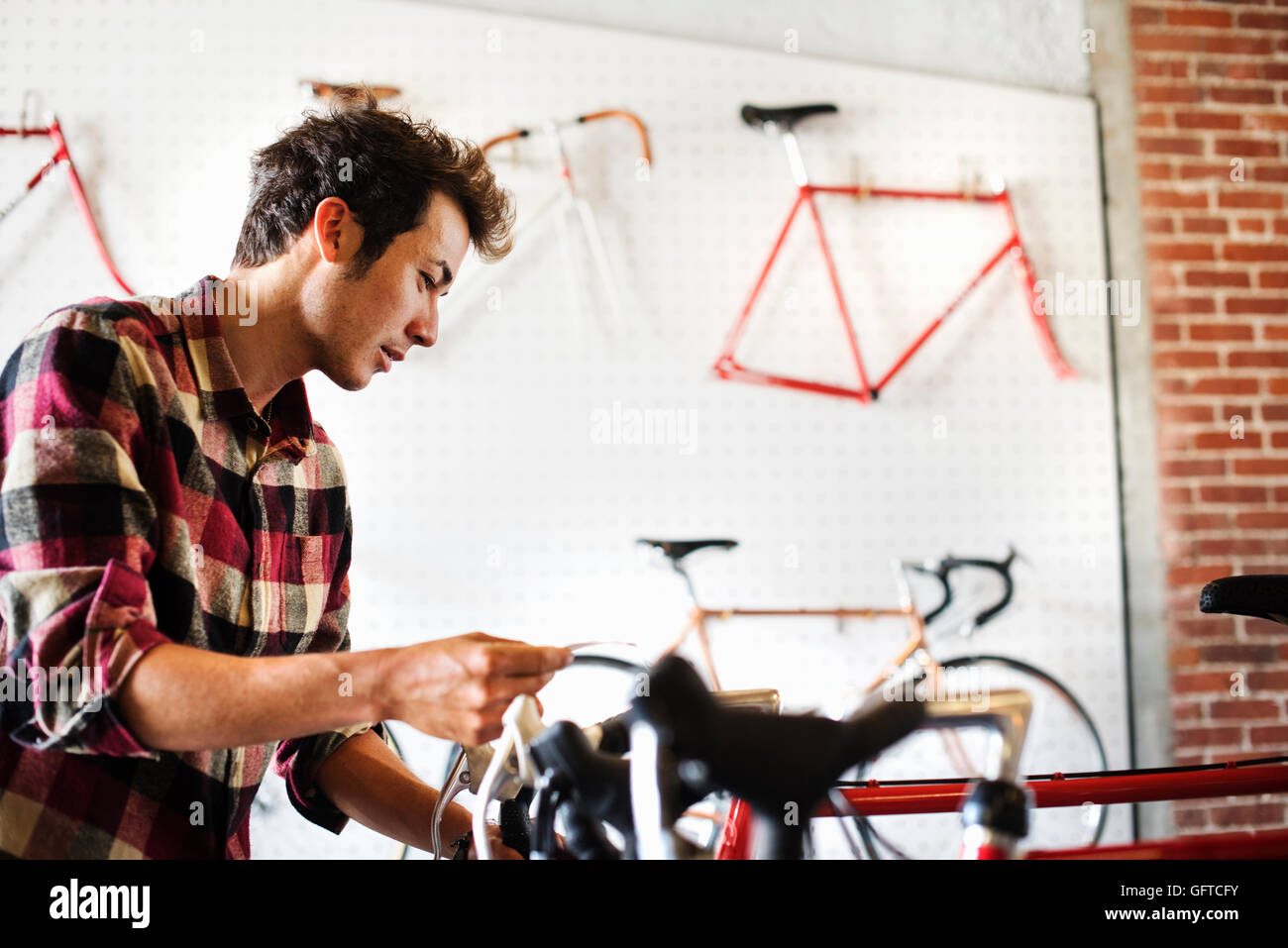 Ein Mann in einem Zyklus-Shop lesen das Preisschild auf dem Fahrrad Stockfoto