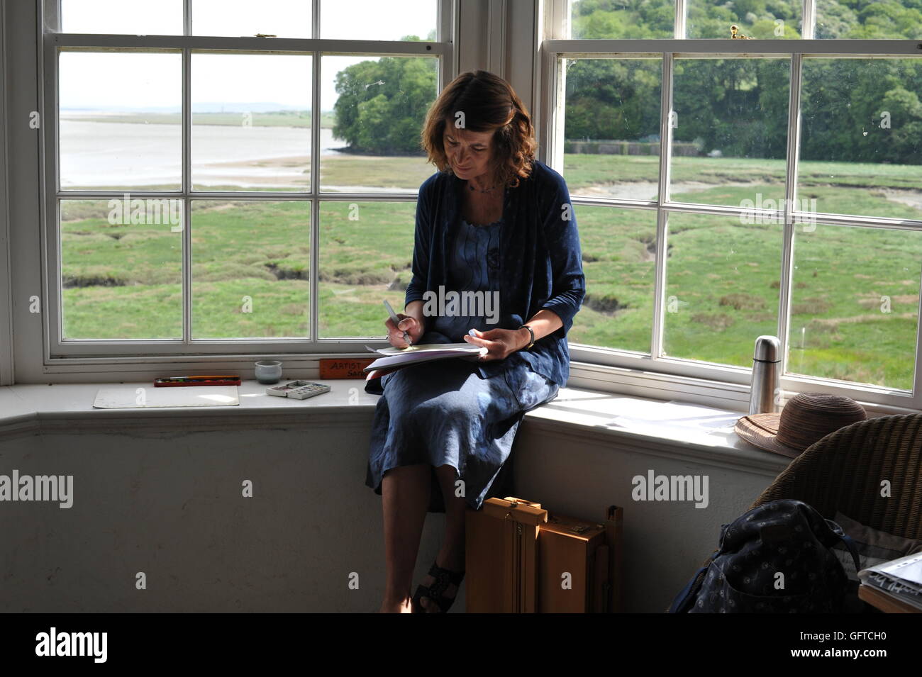 Künstler bei der Arbeit - Sara Holden Skizzieren in Sommerhaus von Laugharne Schloss. Hier Dylan Thomas und Richard Hughes, Stift zu Papier. Stockfoto