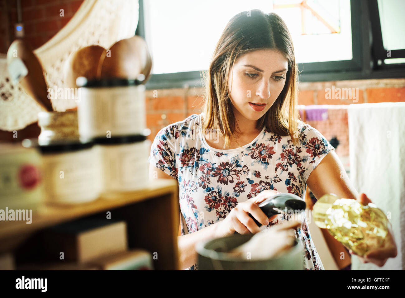 Junge Frau in einem Geschäft, Scannen den Barcode ein Trinkglas mit einem Barcodescanner Stockfoto