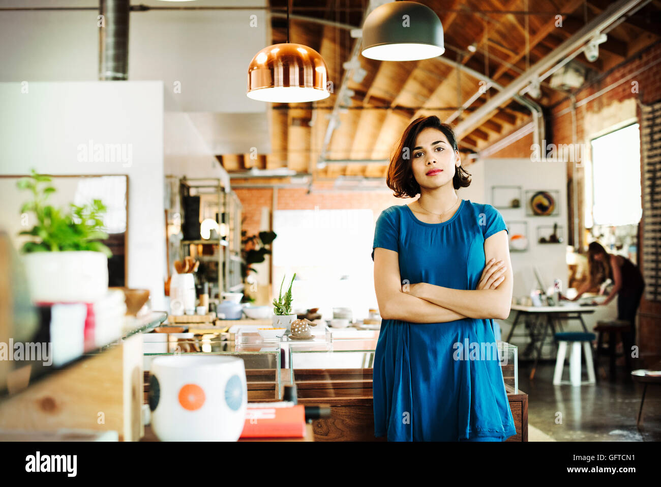 Junge Frau mit braunen Haaren stehen in einem Geschäft in die Kamera Lächeln Stockfoto