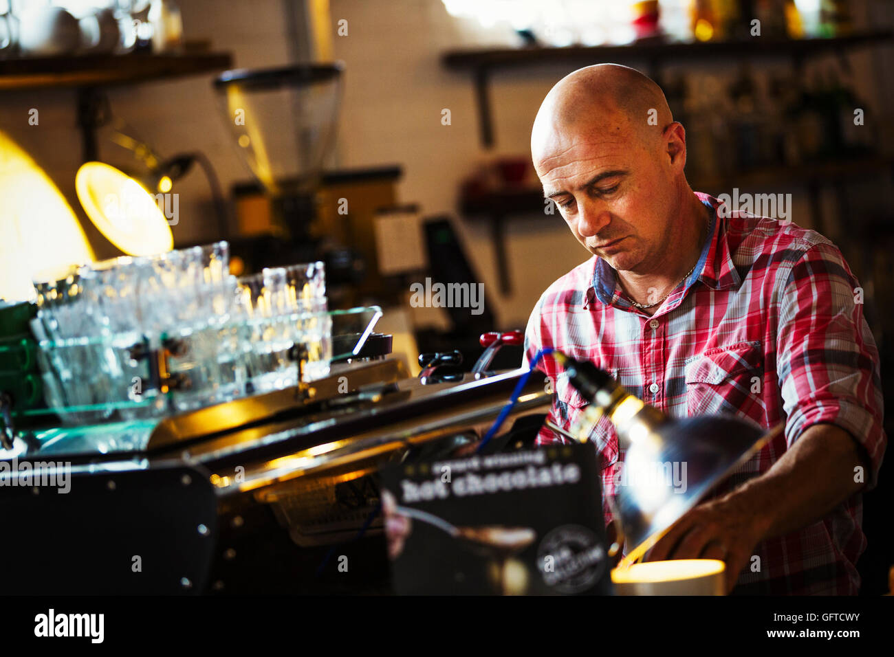 Ein Mann hinter der Theke in einem Coffee shop Stockfoto