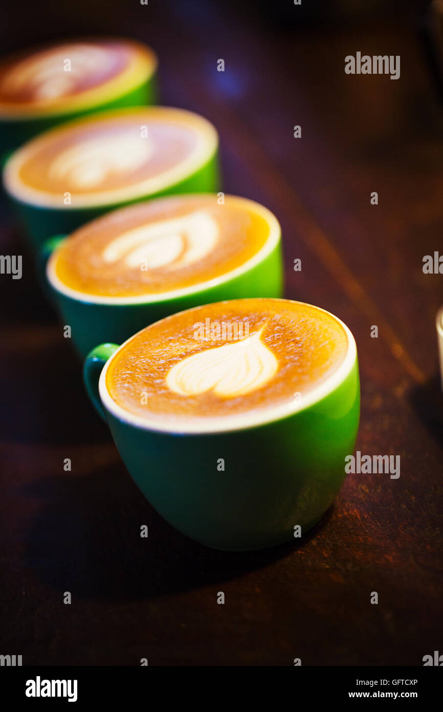 Tassen Kaffee mit Mustern in den Schaum auf der Oberseite Stockfoto