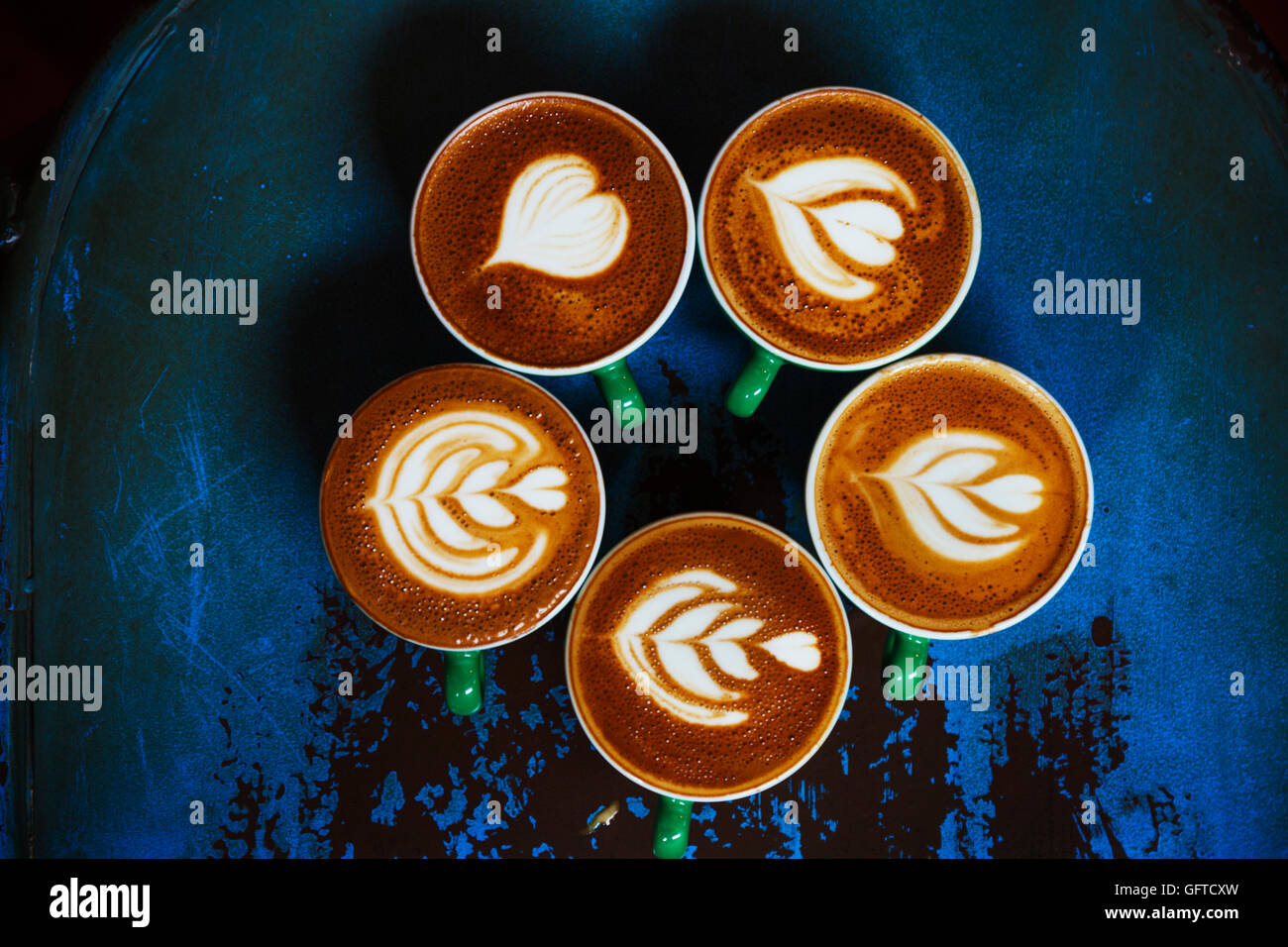 Tassen Kaffee mit Mustern in den Schaum auf der Oberseite Stockfoto