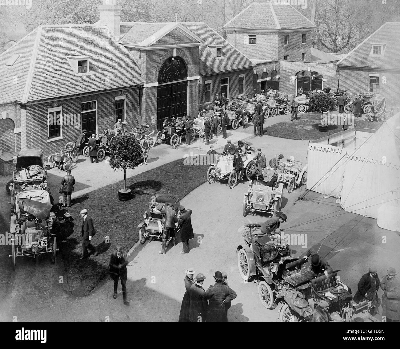 1900 1000 Meile Testversion, Frühstück im Calcot Park, Heimat des Herrn Alfred Harmsworth. Stockfoto