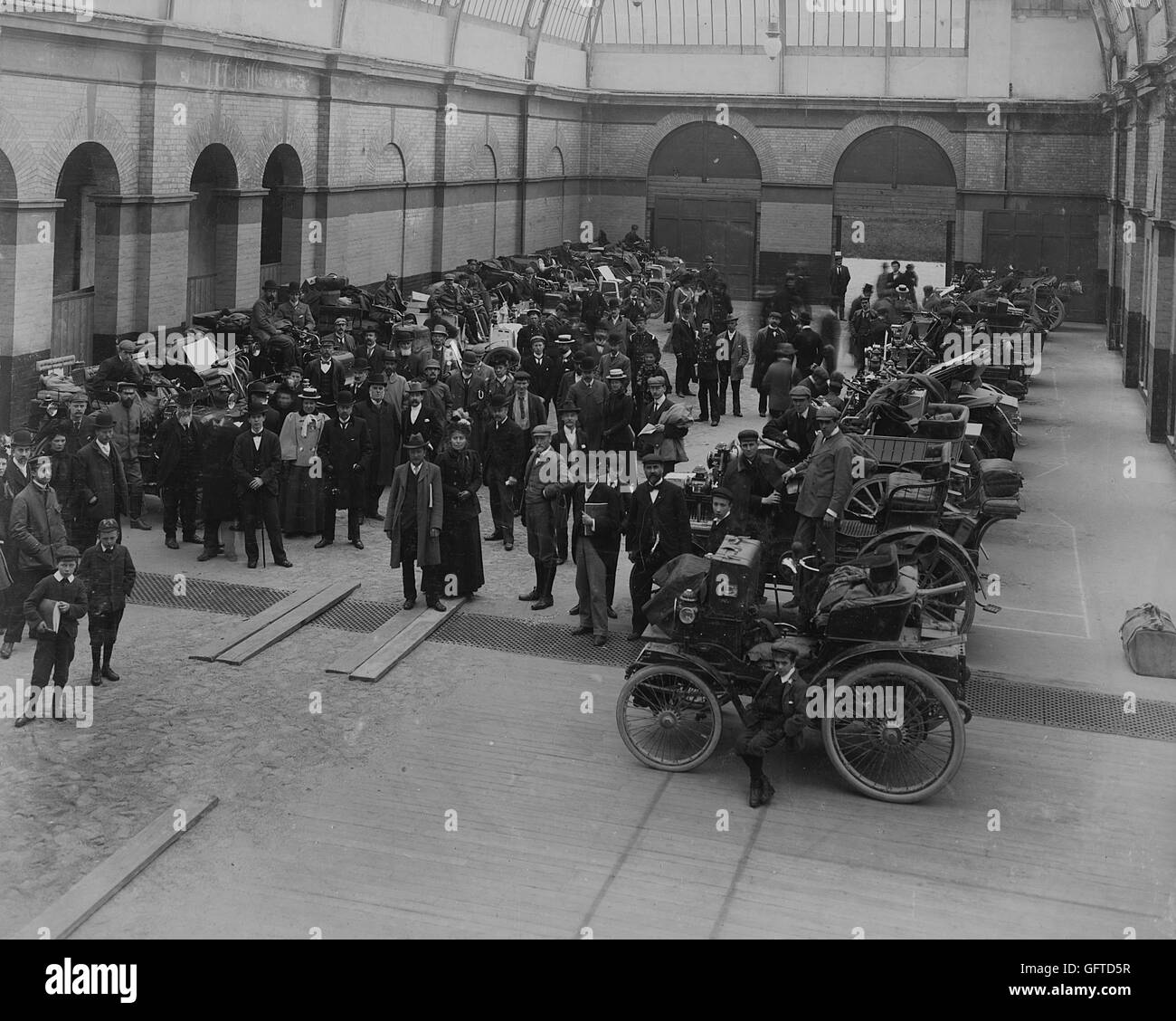 1900 1000 Meile Testversion. Autos auf Ausstellung in Cheltenham Stockfoto