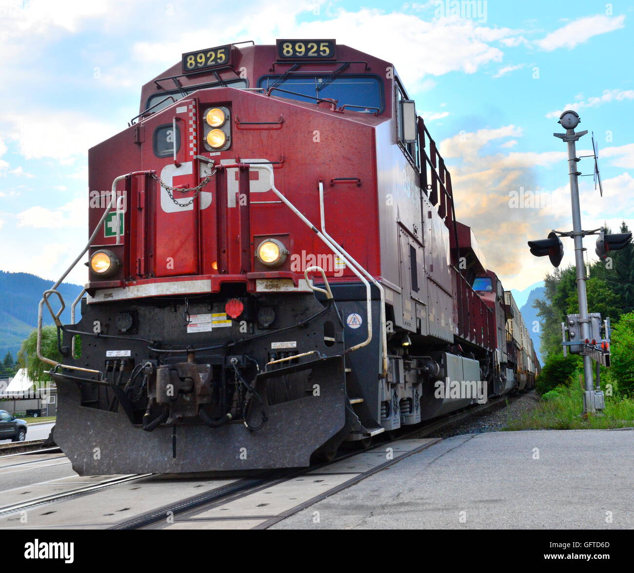 Canadian Pacific-Dieselmotor keine 8925 Hols ein Güterzug durch Revelstoke hoch in den kanadischen Rocky Mountains Stockfoto