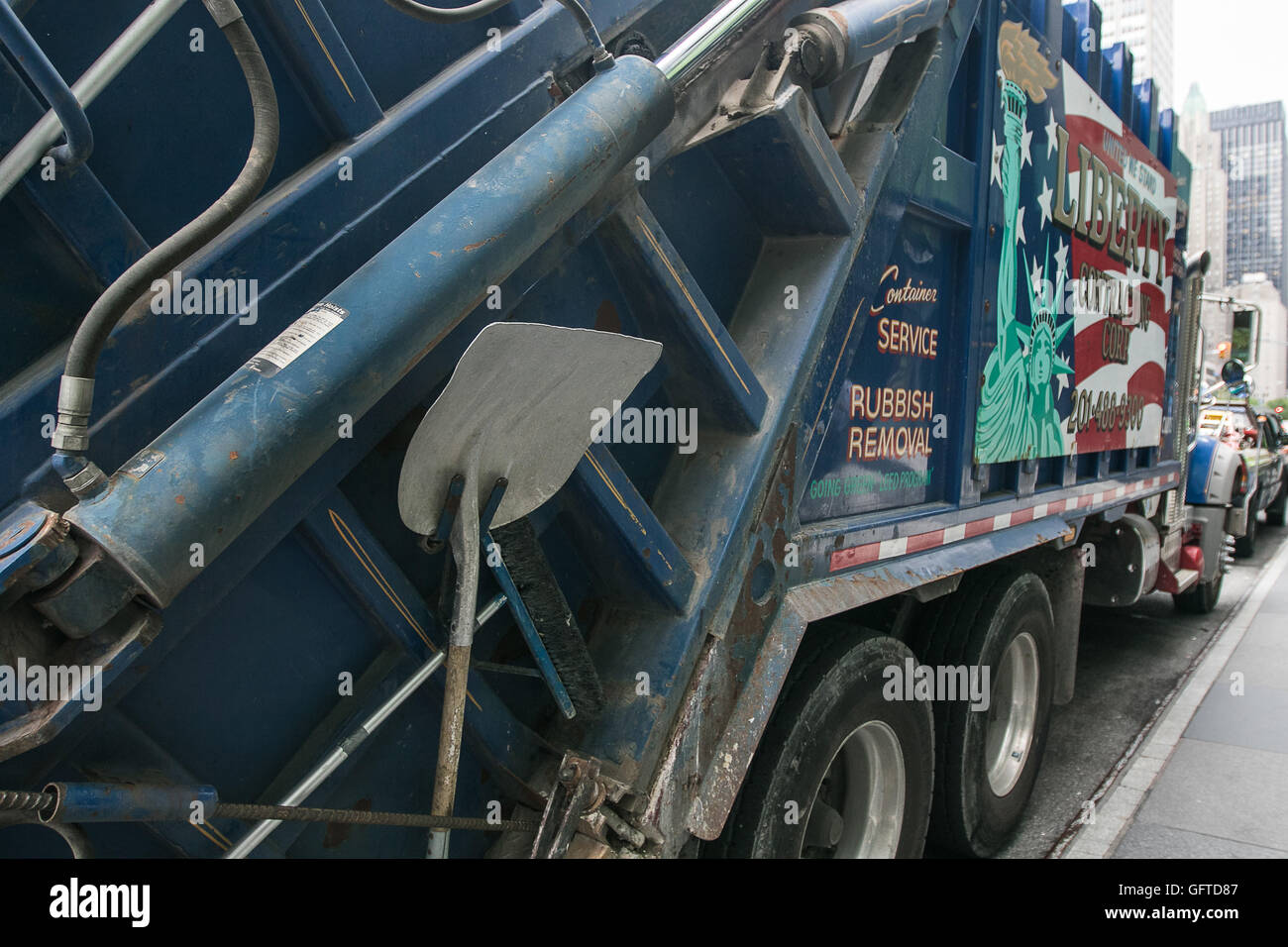 Blau Müllwagen in auf der Park Avenue geparkt. Stockfoto