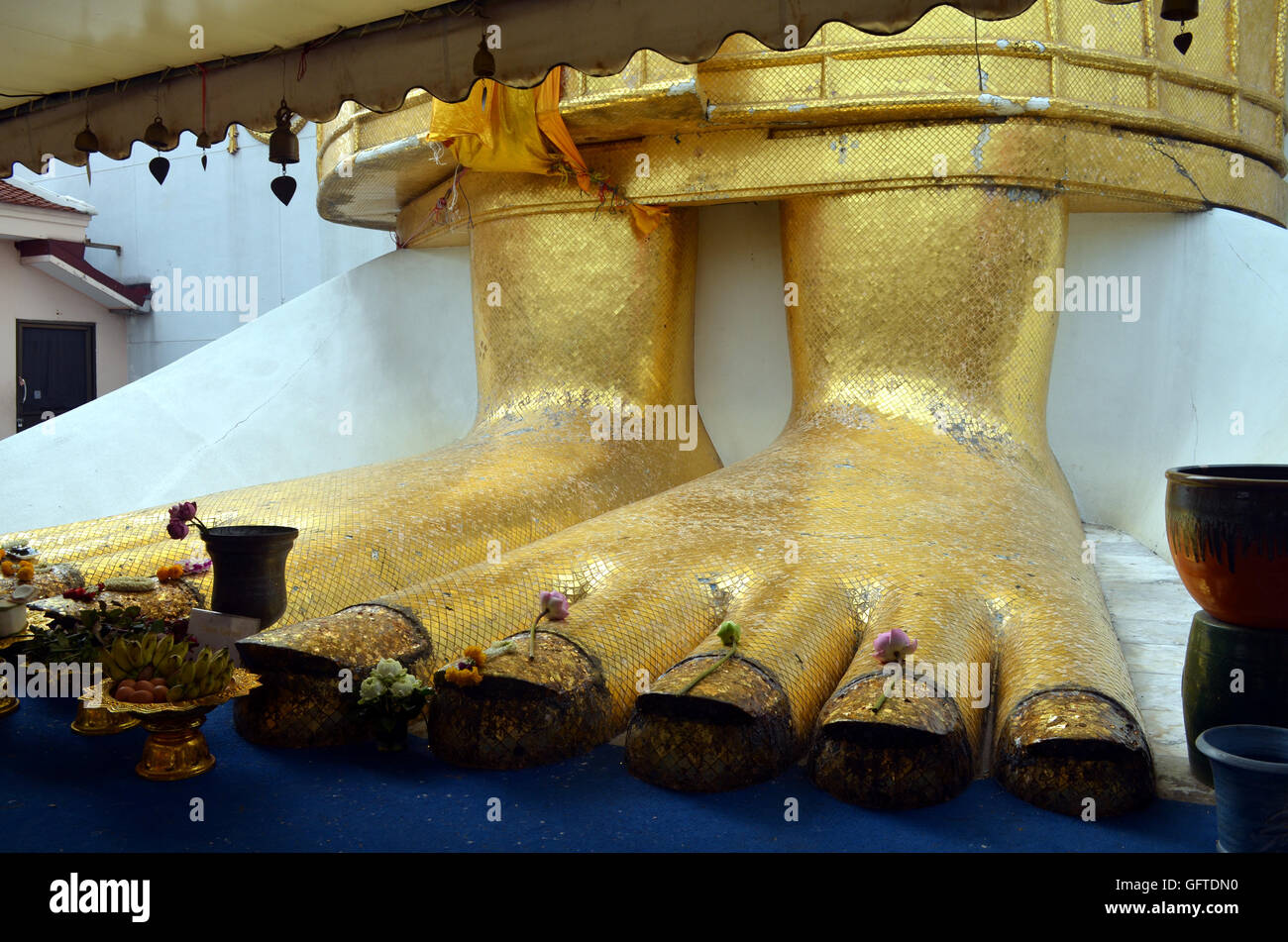 Füße eines sehr großen Buddha-Statuts in Asien Stockfoto