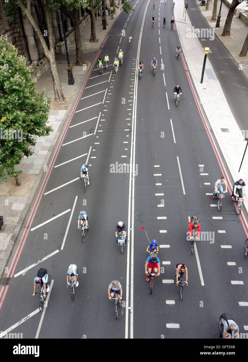 Alle Spuren von Victoria Embankment in der Nähe von Waterloo Bridge, London von Fahrrädern während aufsichtsrechtlichen RideLondon 2016 Veranstaltung besetzt. Stockfoto