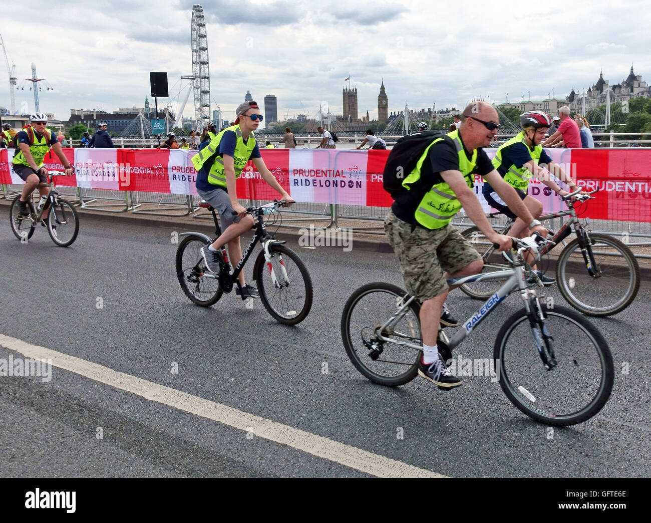 Aufsichtsrechtlichen RideLondon 2016 Radfahrer überqueren Waterloo Bridge, London Stockfoto