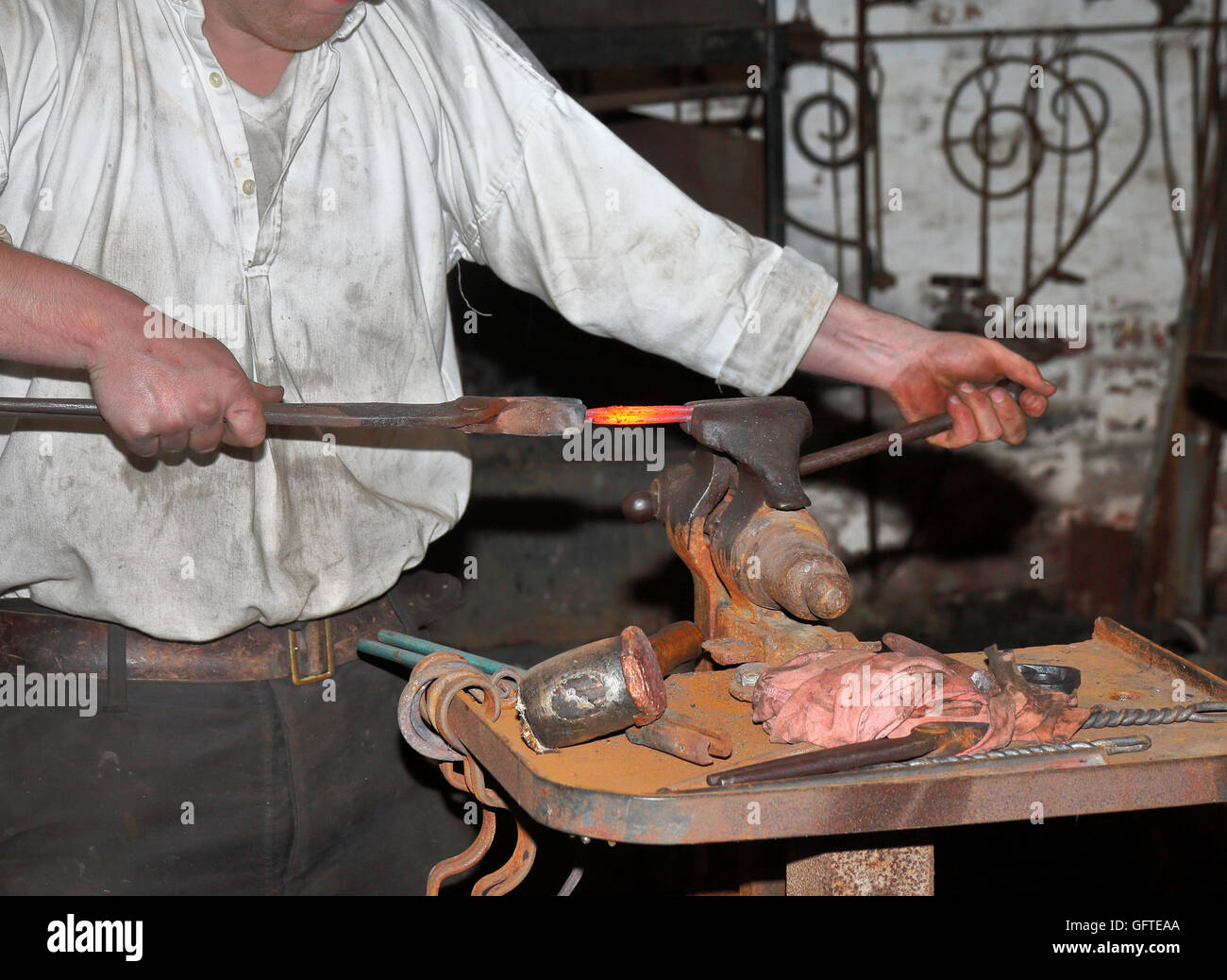 Arbeiten mit geschmolzenem Metall in einen Schraubstock Schmied Stockfoto