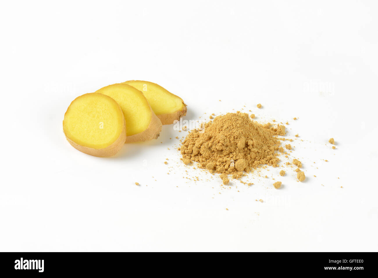 Scheiben frischer Ingwer und Haufen gemahlener Ingwer Gewürz auf weißem Hintergrund Stockfoto