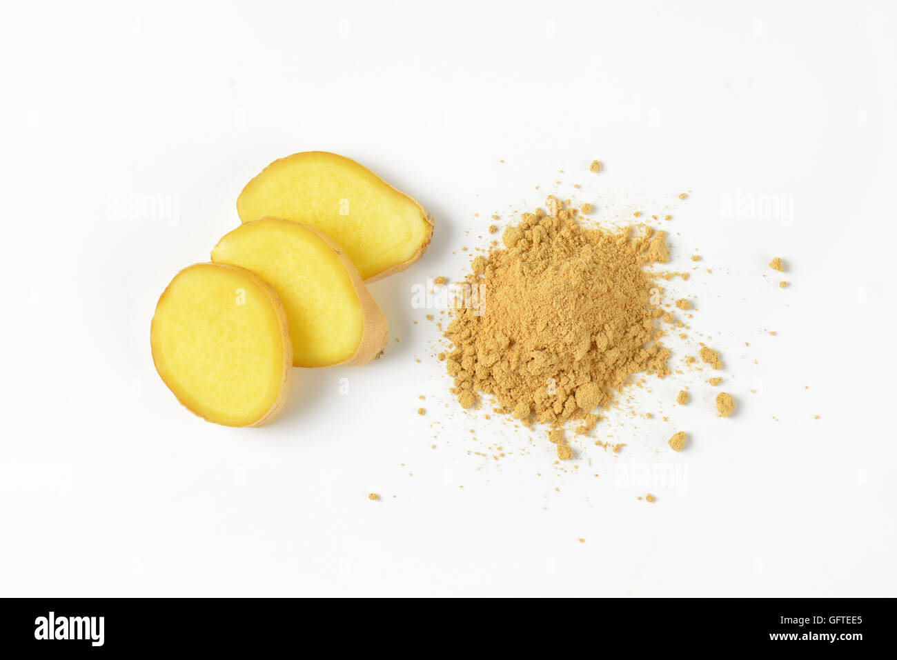 Scheiben frischer Ingwer und Haufen gemahlener Ingwer Gewürz auf weißem Hintergrund Stockfoto