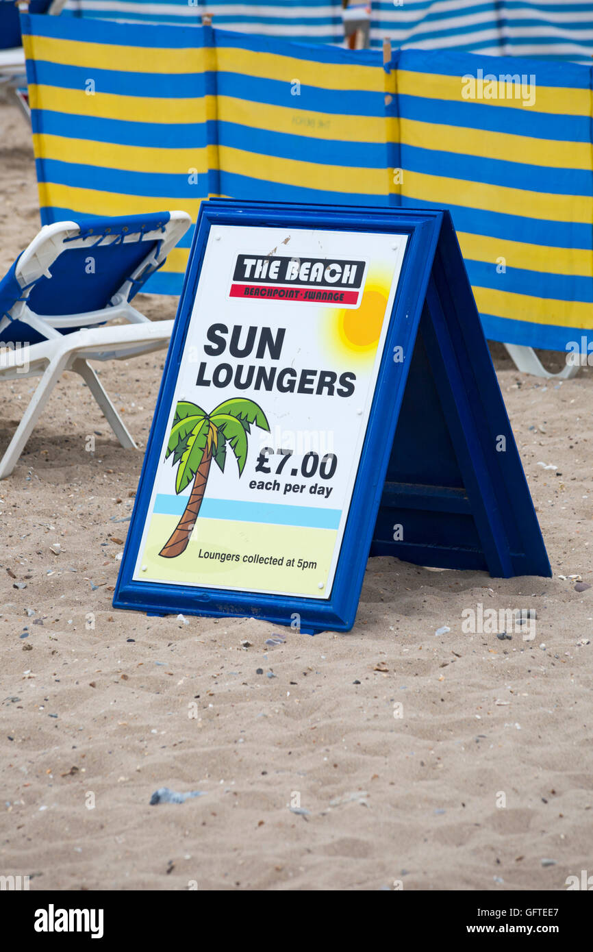Liegestühle £7,00 pro Tag Schild am Swanage Strand im Juli Stockfoto