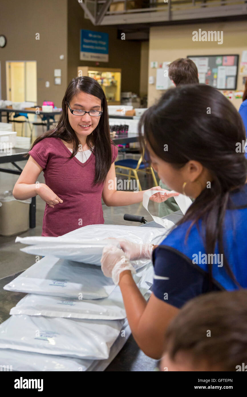 Las Vegas, Nevada - Menschen mit geistiger Behinderung arbeiten im Non-Profit-Möglichkeit Village. Stockfoto