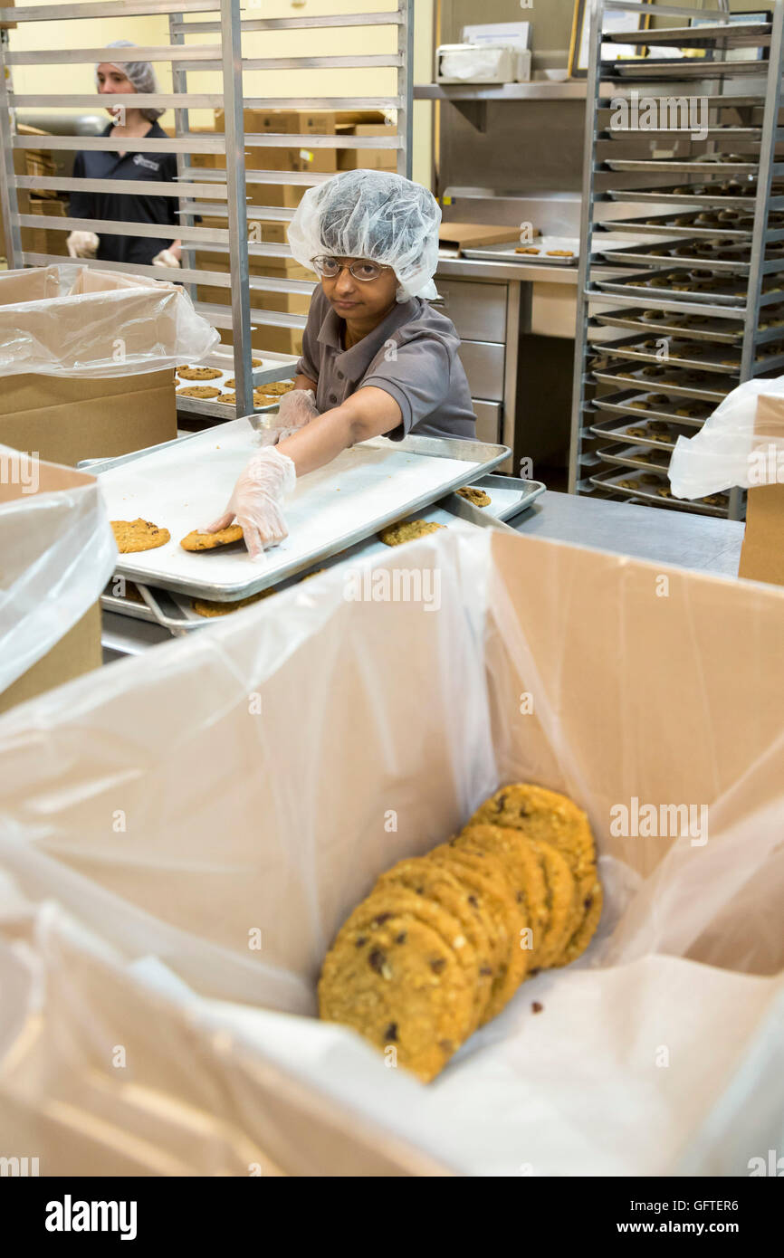 Las Vegas, Nevada - Menschen mit geistiger Behinderung Backen und Verpacken Cookies zum Verkauf an die Non-Profit-Gelegenheit-Dorf Stockfoto