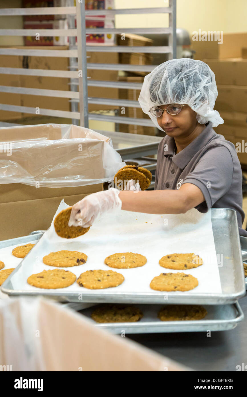 Las Vegas, Nevada - Menschen mit geistiger Behinderung Backen und Verpacken Cookies zum Verkauf an die Non-Profit-Gelegenheit-Dorf Stockfoto