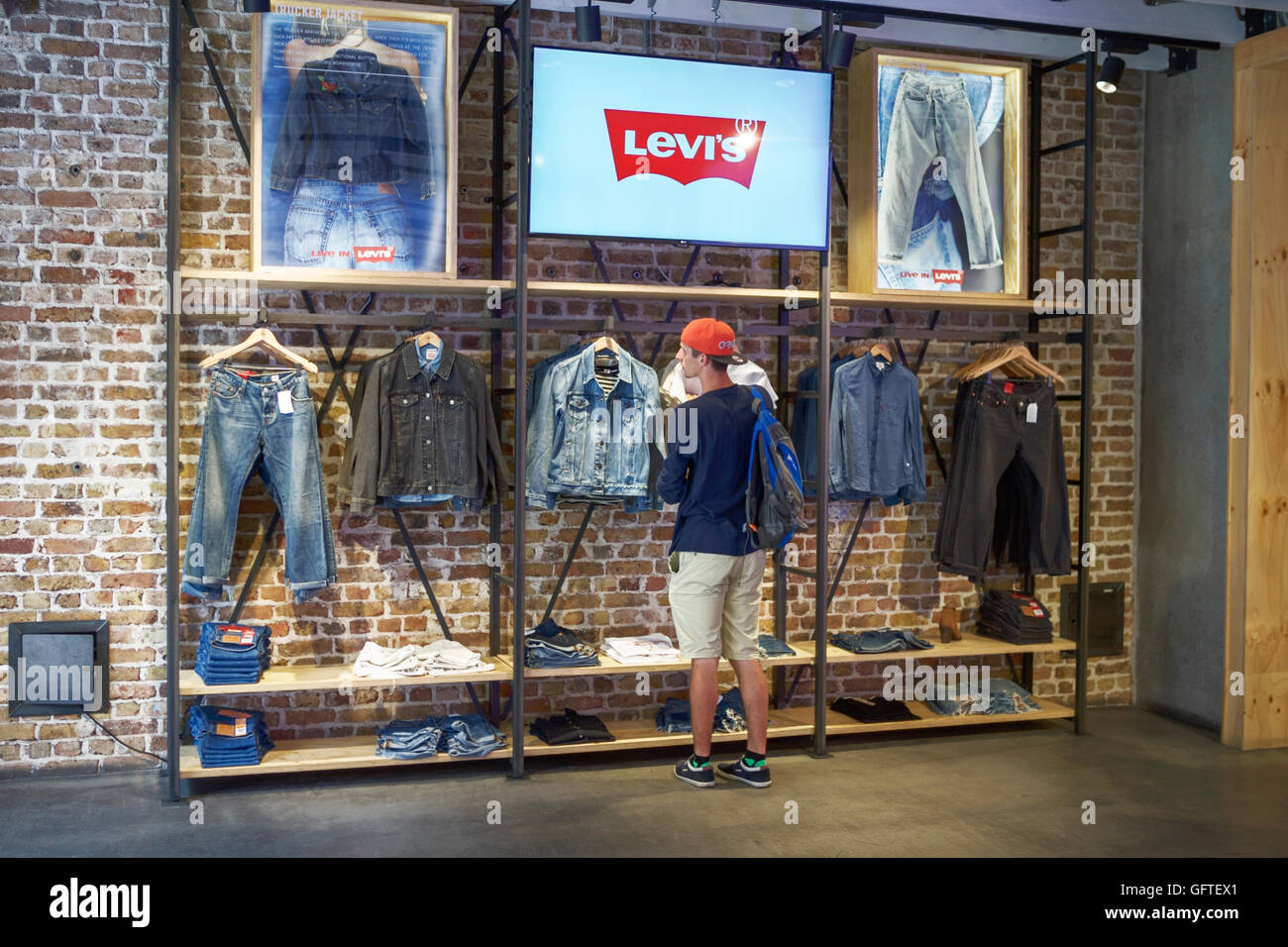 Levi's Flagship Store in der Regent Street - Levi Strauss & Co. junger Mann Einkaufen für Levi Jeans / Jacke. Levi Warenpräsentation. Stockfoto