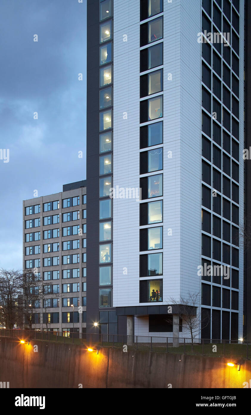 Unterkunft-Turm in der Abenddämmerung. Leeds Central Village, Leeds, Vereinigtes Königreich. Architekt: John McAslan & Partner, 2015. Stockfoto