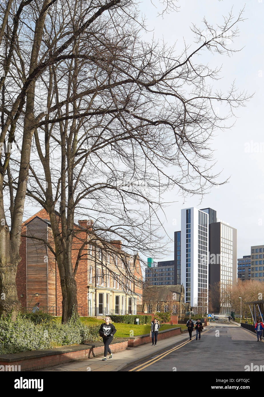 Kontextbezogene Ansicht mit Nachbarschaft. Leeds Central Village, Leeds, Vereinigtes Königreich. Architekt: John McAslan & Partner, 2015. Stockfoto