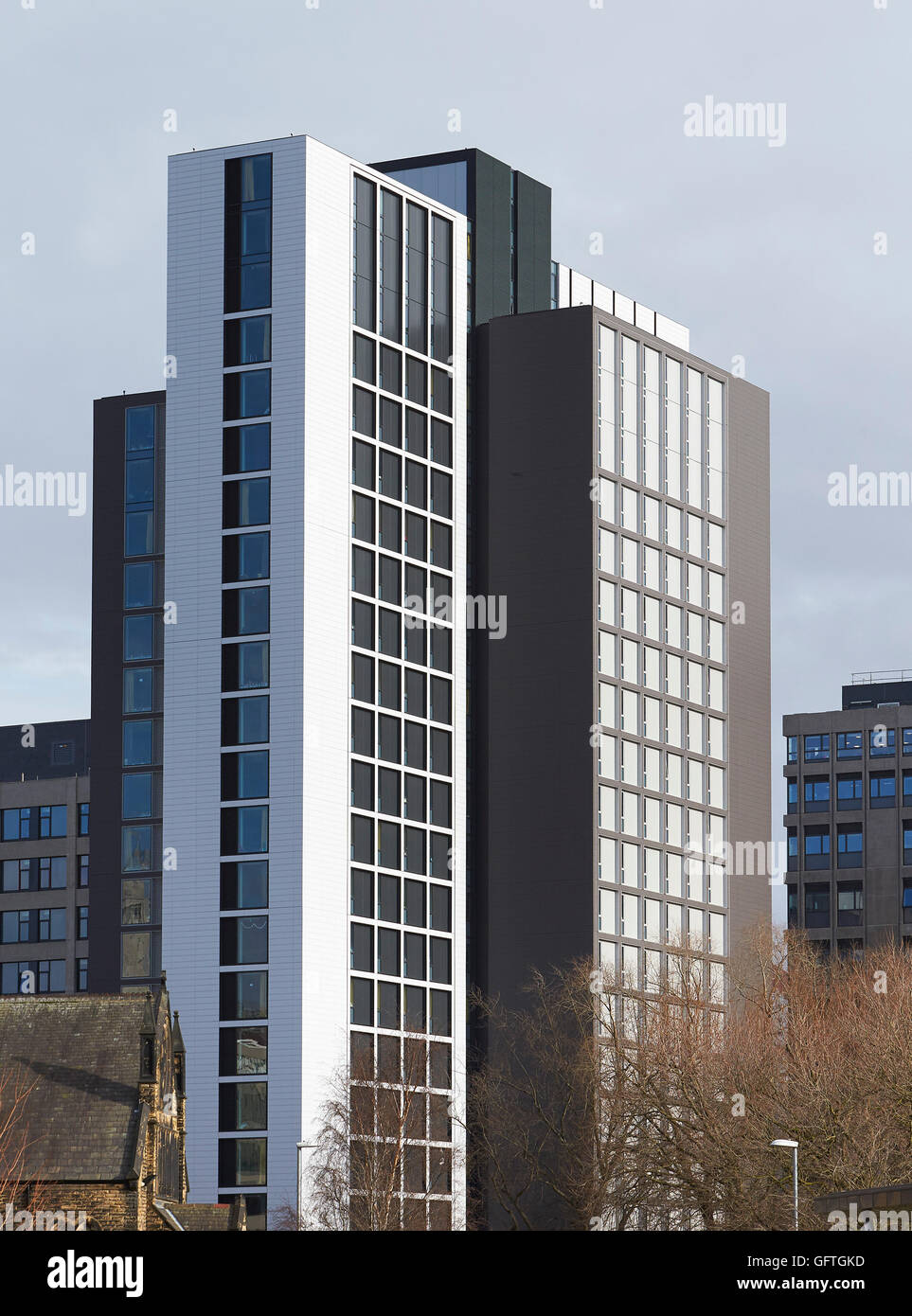 Weiße und graue Fassade des 21-geschossigen Hochhaus. Leeds Central Village, Leeds, Vereinigtes Königreich. Architekt: John McAslan & Partner, Stockfoto
