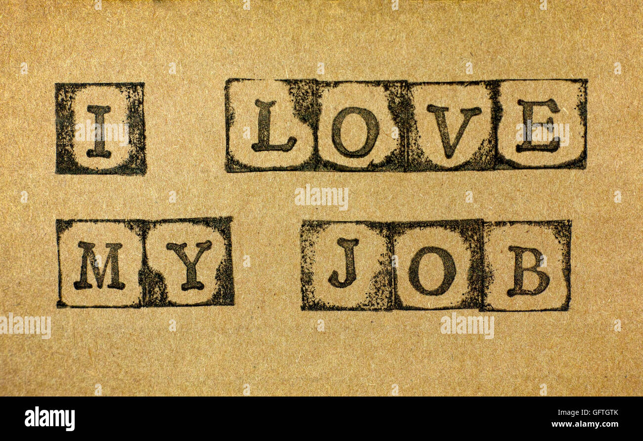 Worte, die ich liebe meinen Job machen, indem schwarze Alphabet Stempel auf Karton. Stockfoto