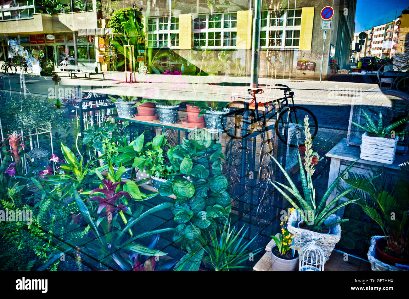 bunte Fenster Shop Reflexionen Stockfoto