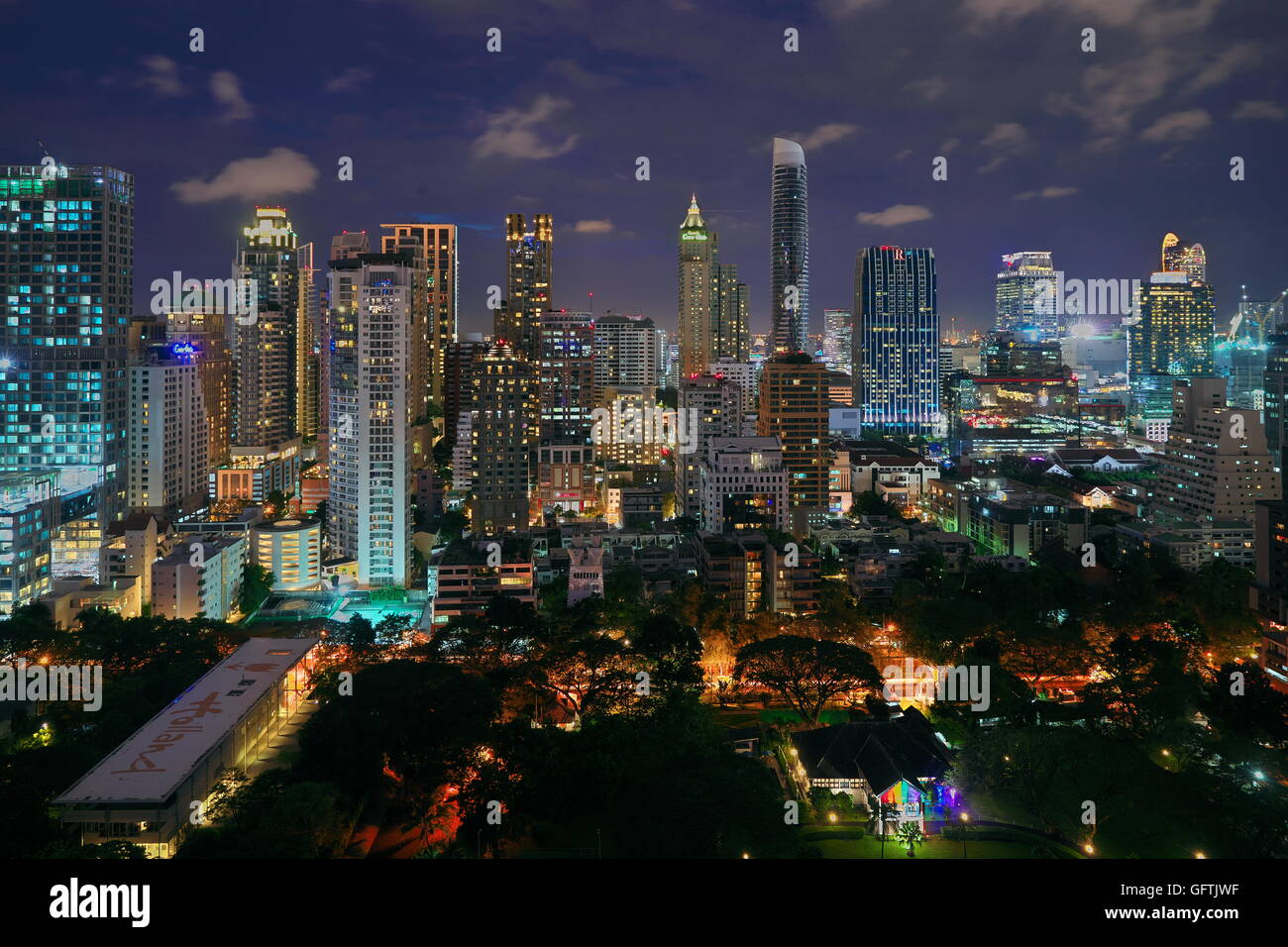 Nachtansicht des Siam Square von Chitlom, Bangkok Stockfoto