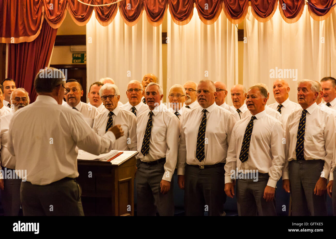 Das Cwmbach Male Voice Choir singen am Fishguard Bay Hotel, Fishguard, Pembrokeshire, Wales Stockfoto