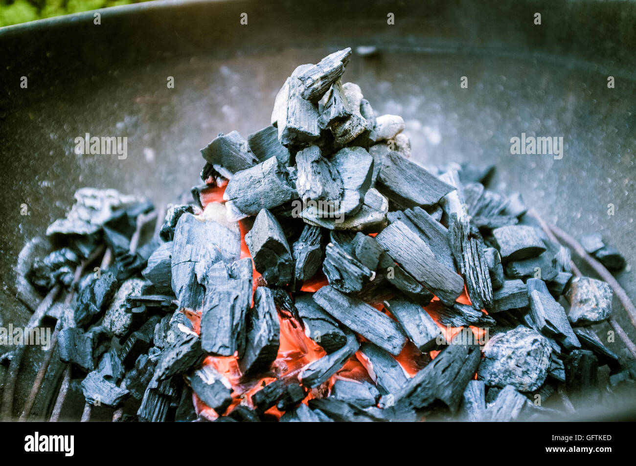 Nahaufnahme von Kohlen brennen im Barbecue-Grill Stockfoto
