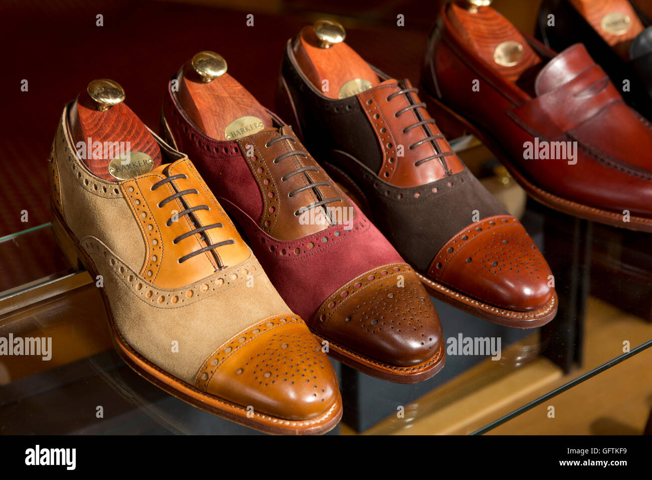 Großbritannien, England, Northamptonshire, Earls Barton, Barker, Linie  handgefertigt Wildleder und Leder Schuhe Stockfotografie - Alamy