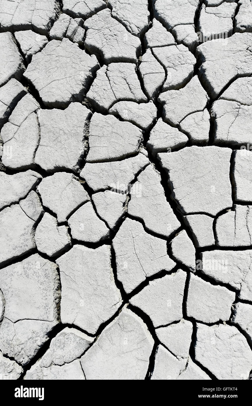 Landschaft mit rissige Erde in der Nähe von Schlammvulkanen auch bekannt als Schlamm Kuppeln Stockfoto