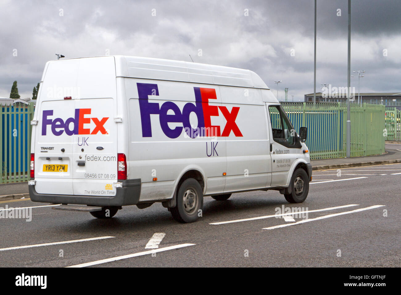 FedEx Delivery van unterwegs, Liverpool, Merseyside, UK Stockfoto