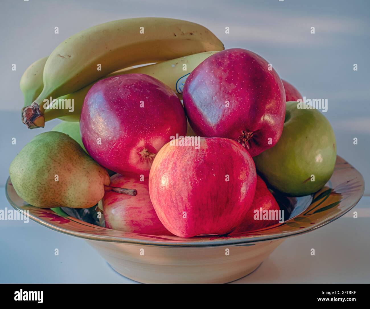 Obstschale mit Äpfeln und Bananen, Birnen Stockfoto