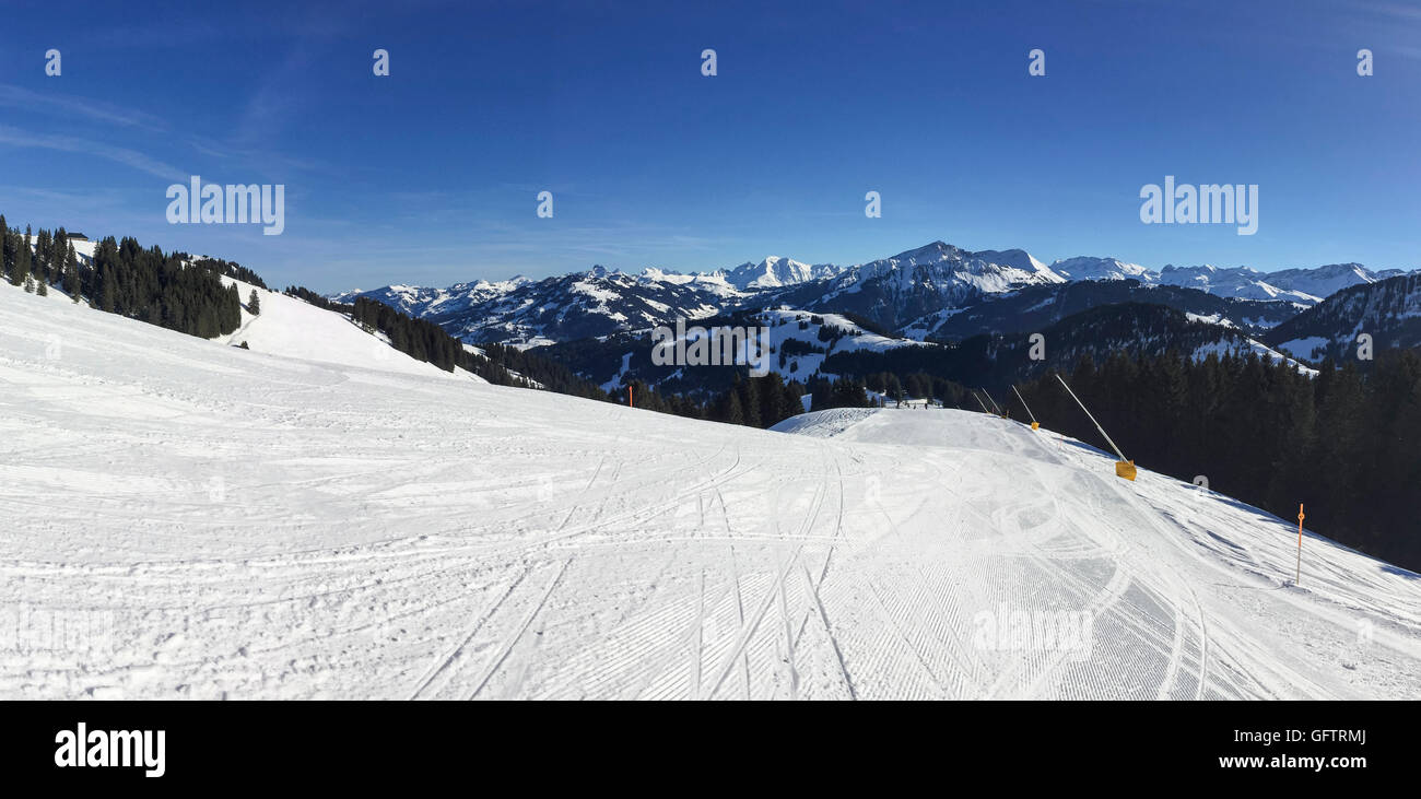 Gut gepflegt und leer Skipiste im Bereich Wintersport Gstaad. Kantone Bern und Waadt, Schweiz. Stockfoto