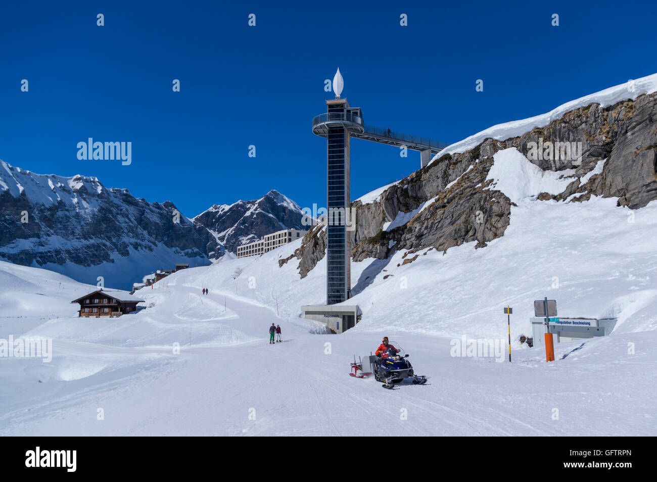 Freistehende Panorama-Aufzug in das Wintersportgebiet Melchsee-Frutt, Obwalden, Schweiz. Stockfoto