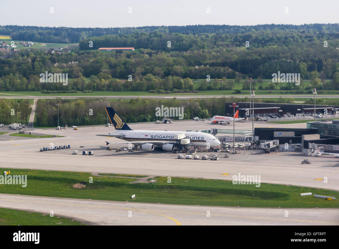 Singapore Airlines Airbus A380 angedockt am Mittelfeld internationaler Flughafen terminal E von Zürich-Kloten. Stockfoto