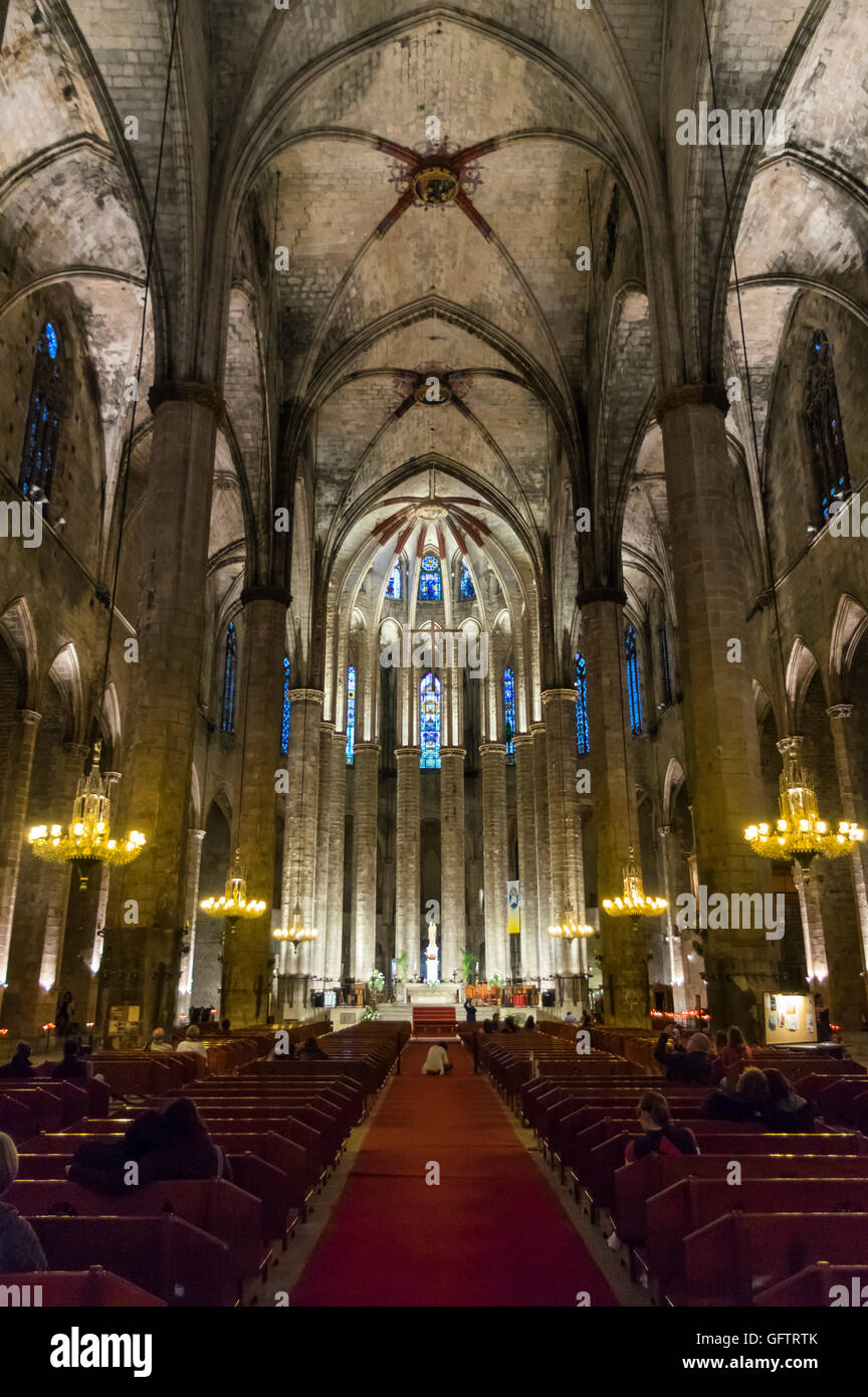 Kirchenschiff der Basílica Santa Maria del Mar in Barcelona, Spanien, in Katalanisch Gotik gebaut. Stockfoto