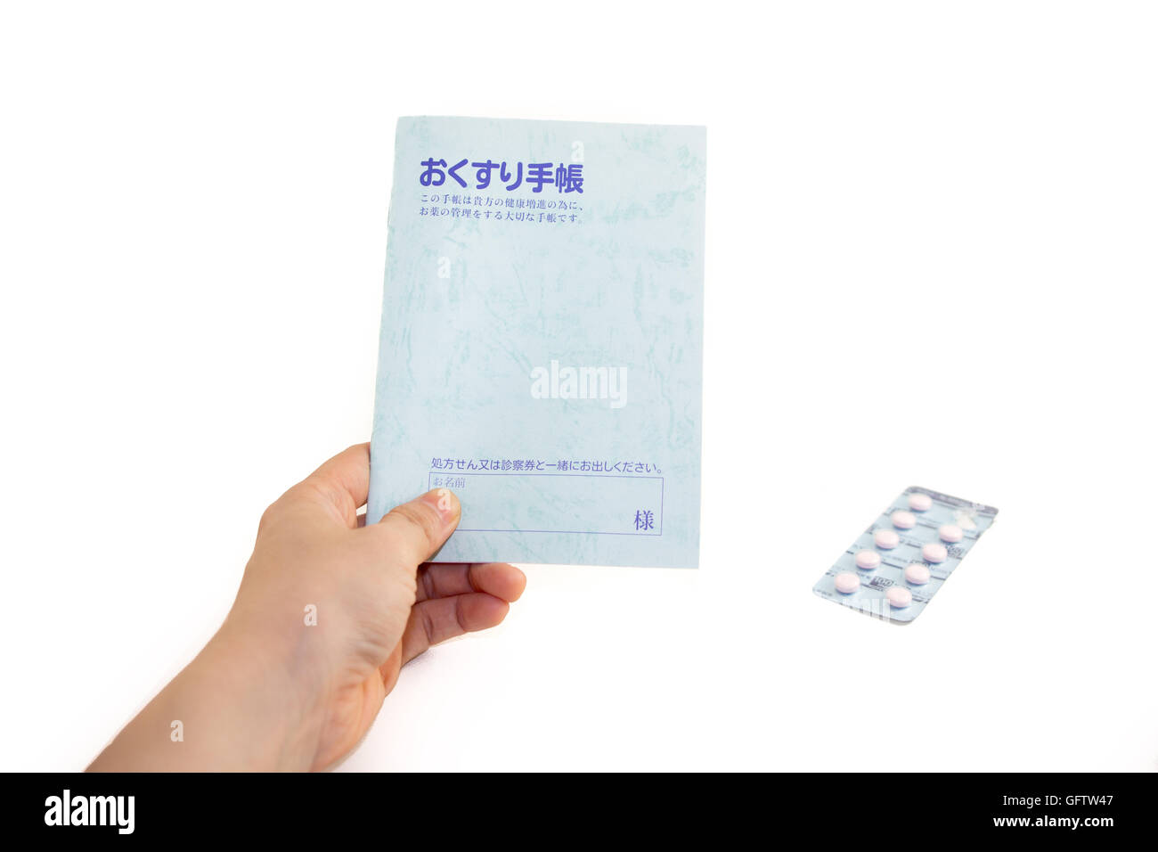 Japanische persönliche Krankengeschichte Notebook namens Okusuri Techou auf weißem Hintergrund isoliert Stockfoto
