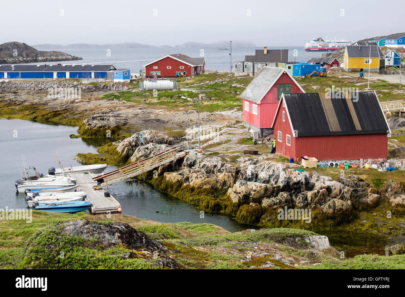 Farbenfrohe traditionellen Gebäuden in kleine Inuit-Siedlung mit dem Besuch der Kreuzfahrt Schiff im Fjord an der Westküste. Itilleq Grönland Stockfoto