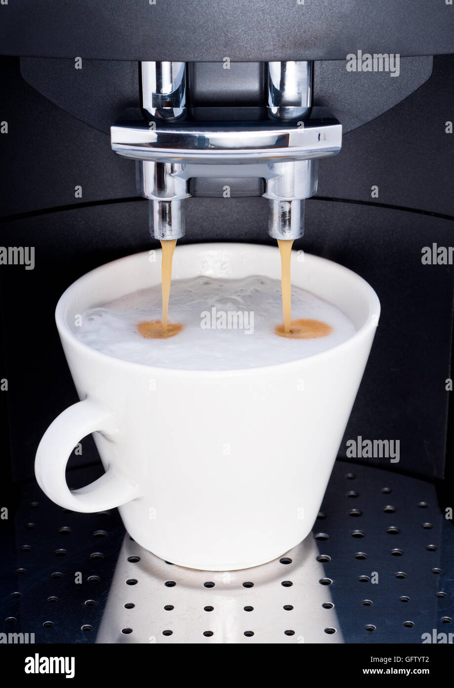 Cappuccino mit einer Espresso-Maschine zu machen Stockfoto