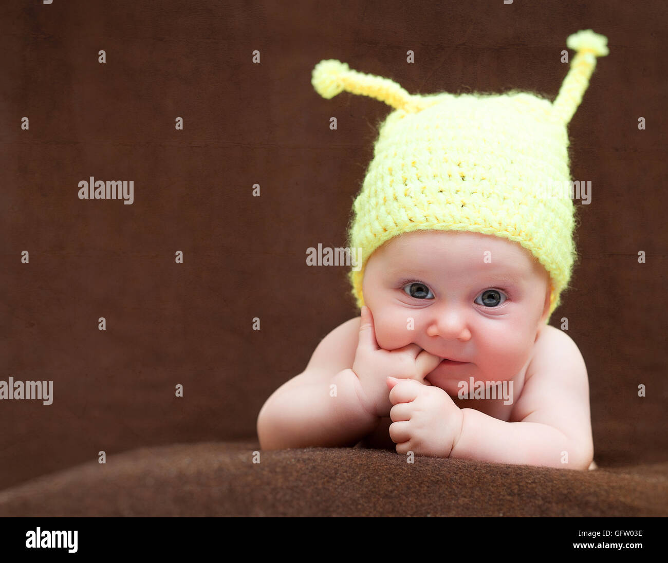 Porträt von Neugeborenen mit Schnecke Wollmütze Stockfoto
