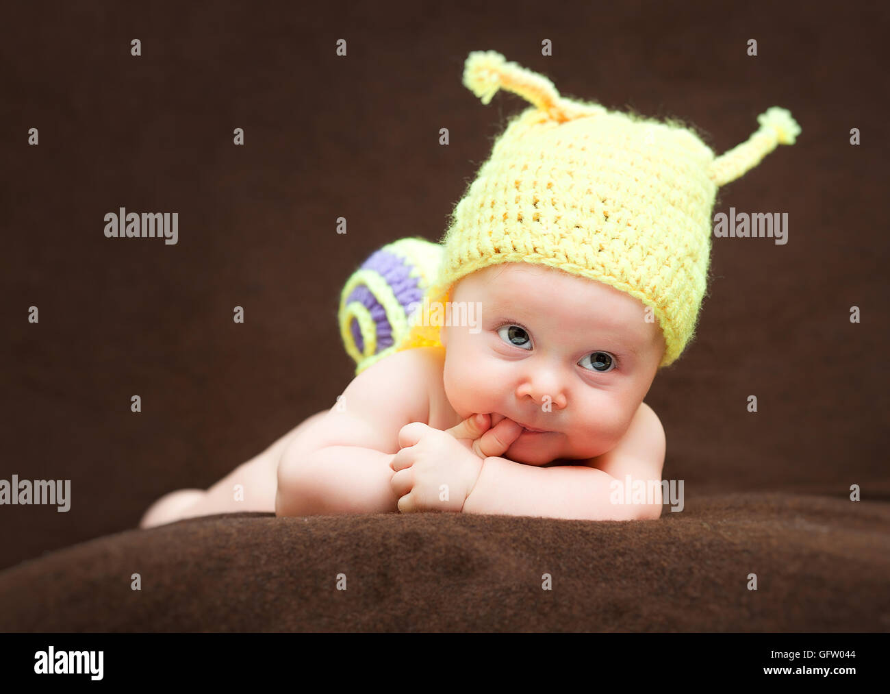 Porträt von Neugeborenen mit Schnecke Wollmütze Stockfoto