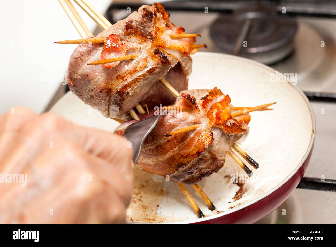 Anbraten und kochen Rindfleisch Filet Medaillons Stockfoto