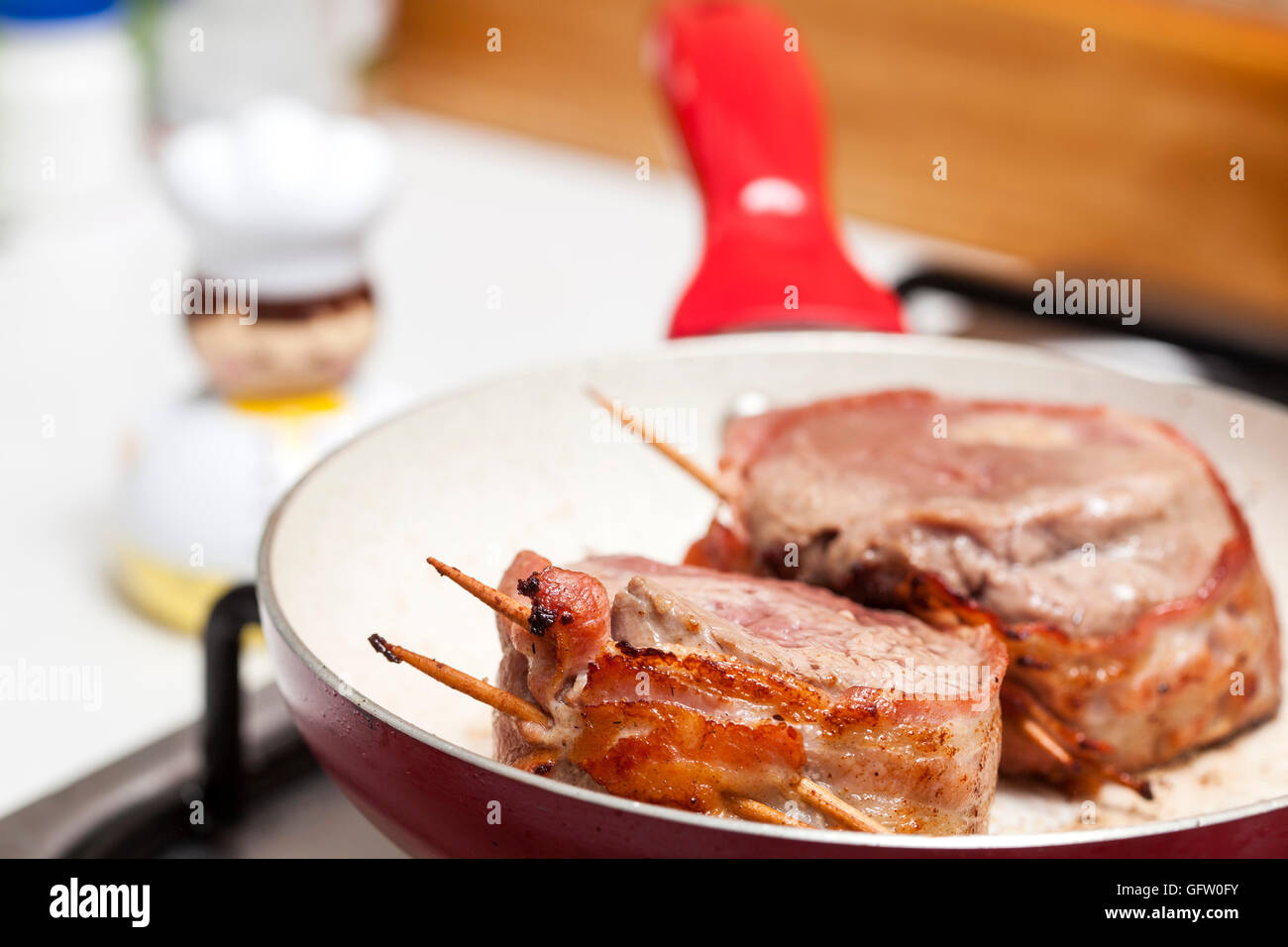 Anbraten und kochen Rindfleisch Filet Medaillons Stockfoto