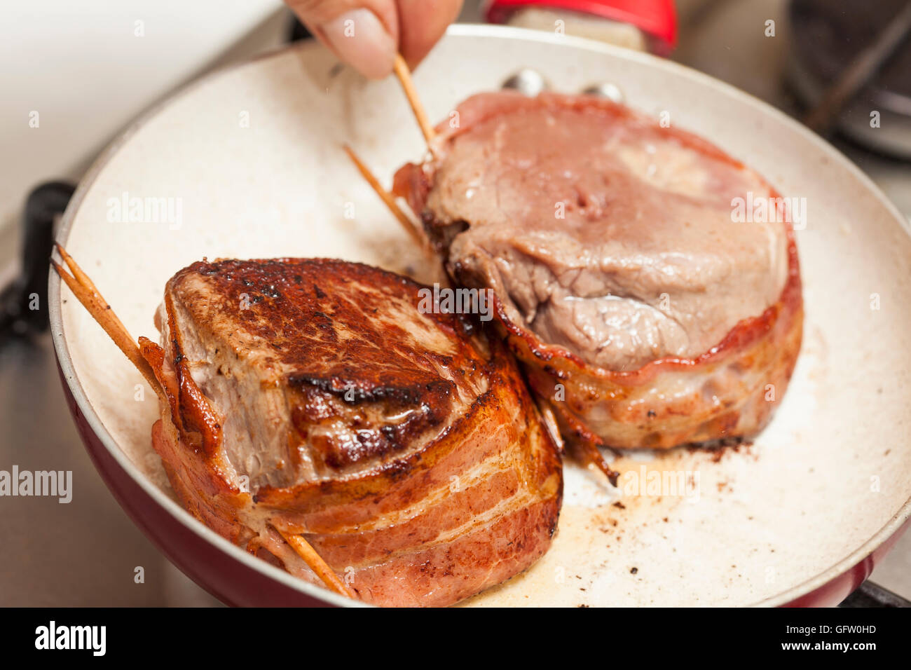 Anbraten und kochen Rindfleisch Filet Medaillons Stockfoto