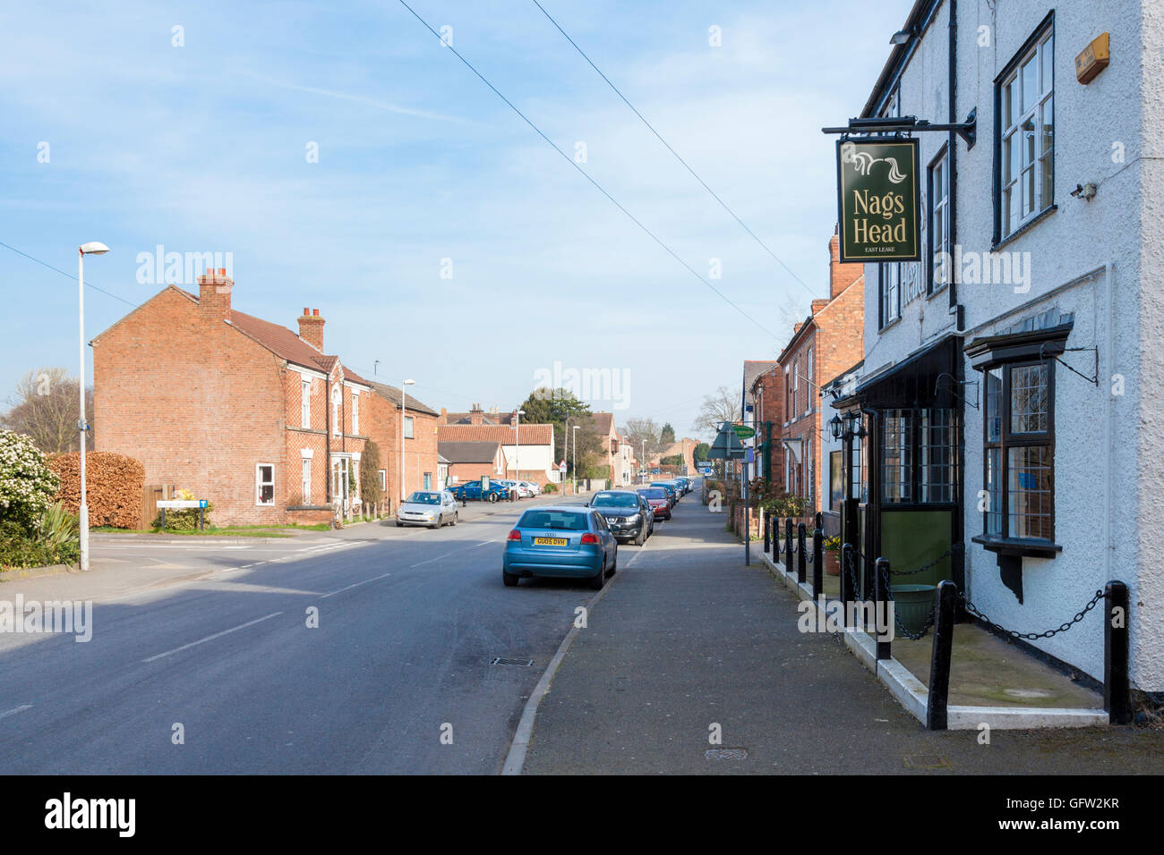 'Snag Head Pub und den Blick entlang der Hauptstraße im Dorf East Leake, Nottinghamshire, England, Großbritannien Stockfoto