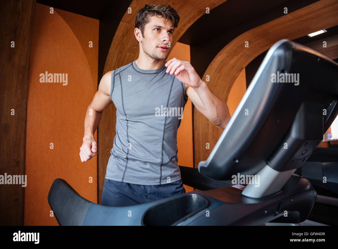 Handsome Young Sport Mann in Sportbekleidung auf Laufband im Fitnessstudio Stockfoto